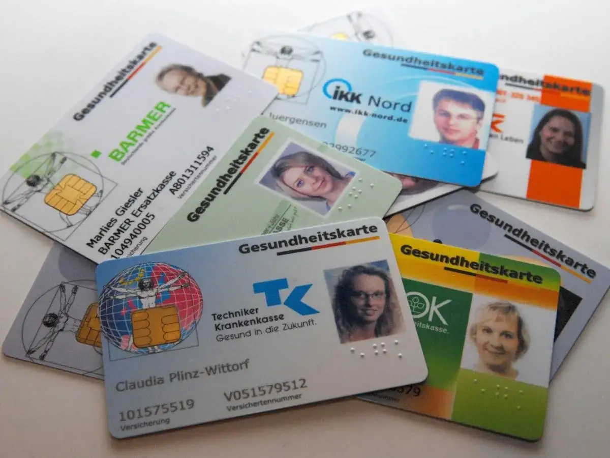 Mehrere deutsche Gesundheitskarten, darunter eine der ikk innovationskasse, liegen übereinander.