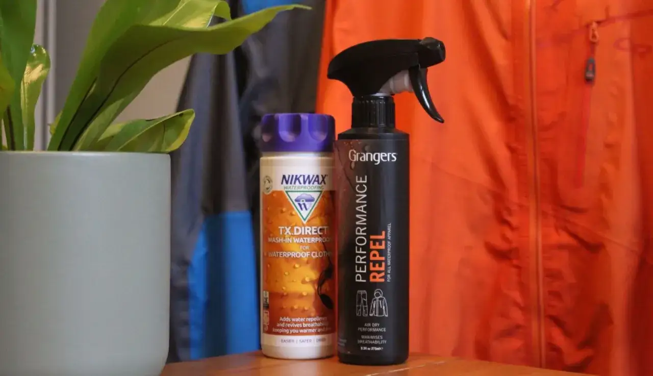 Dwa produkty do pielęgnacji odzieży outdoorowej: Nikwax TX.Direct i Grangers Performance Repel. To impregnaty do kurtek przeciwdeszczowych, które przywrócą im wodoodporność.
