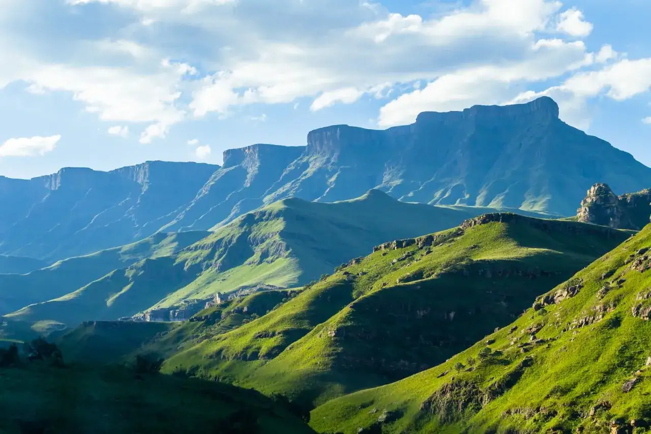 Zielone, pofałdowane wzgórza i skaliste szczyty tworzą majestatyczny krajobraz. To prawdziwa metropolia Lesotho, gdzie natura króluje.