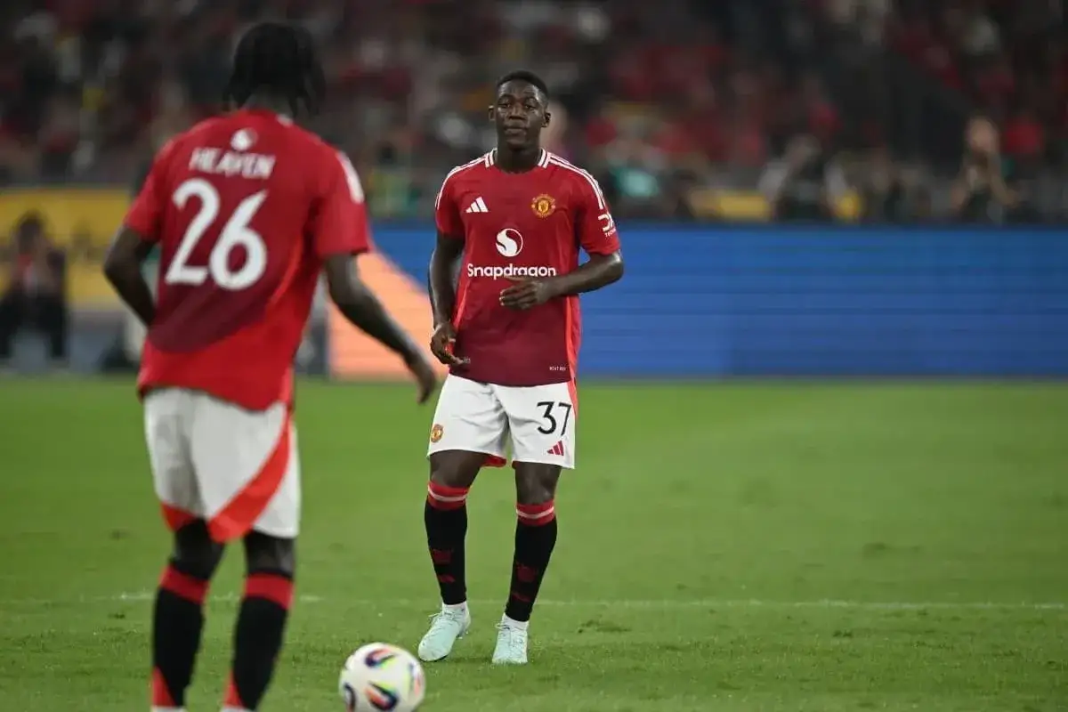 Piłkarze Man Utd w czerwonych strojach, jeden z numerem 37, drugi z 26. Statystyki meczu Burnley F.C. &ndash; Man Utd.