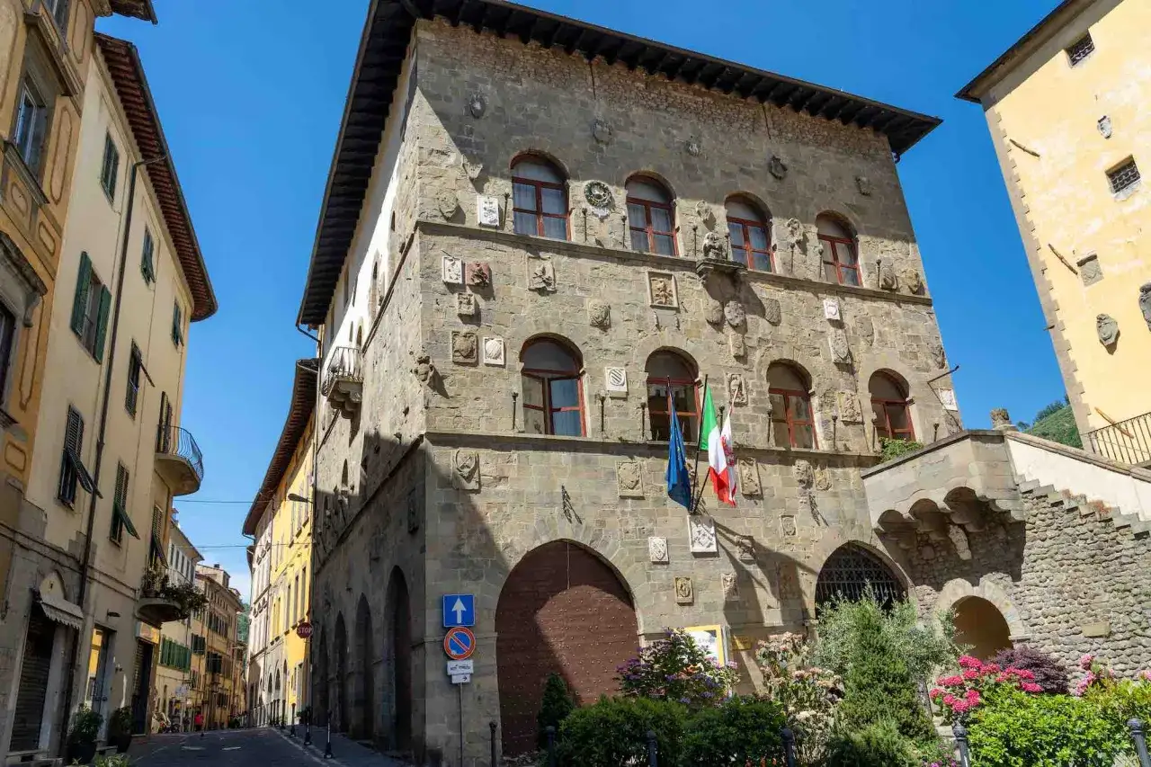 Palazzo dei Priori a Pescia, con la sua facciata in pietra ricca di stemmi, è un luogo affascinante da vedere.