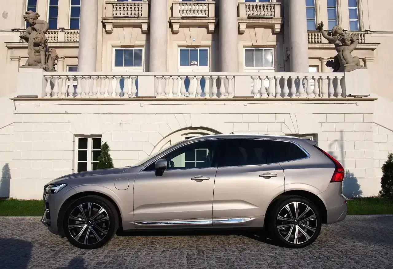 Elegancki Volvo XC60 T5 na tle zabytkowego pałacu. Zastanawiasz się nad jego spalaniem?
