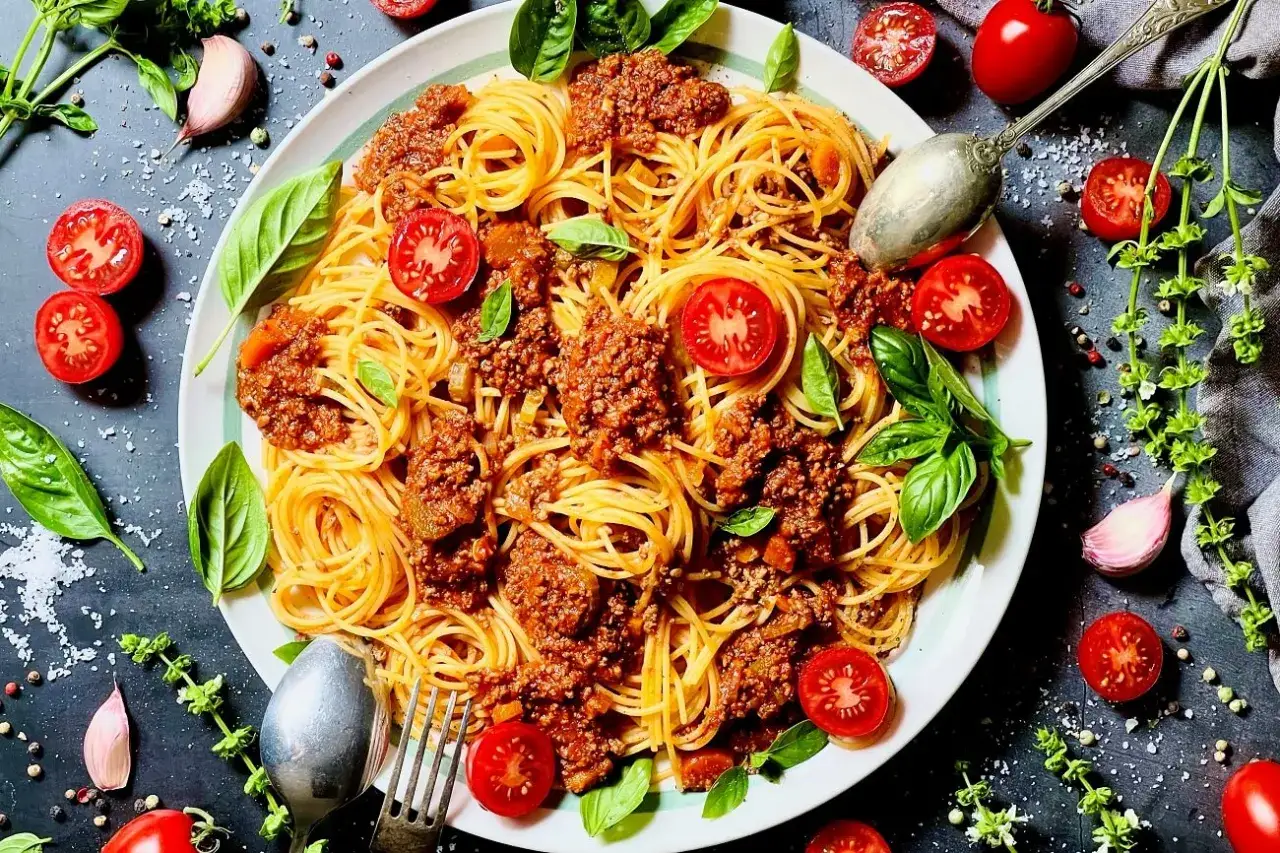 Spaghetti Bolognese mit frischen Tomaten, Basilikum und Knoblauch als bolognese zutaten.