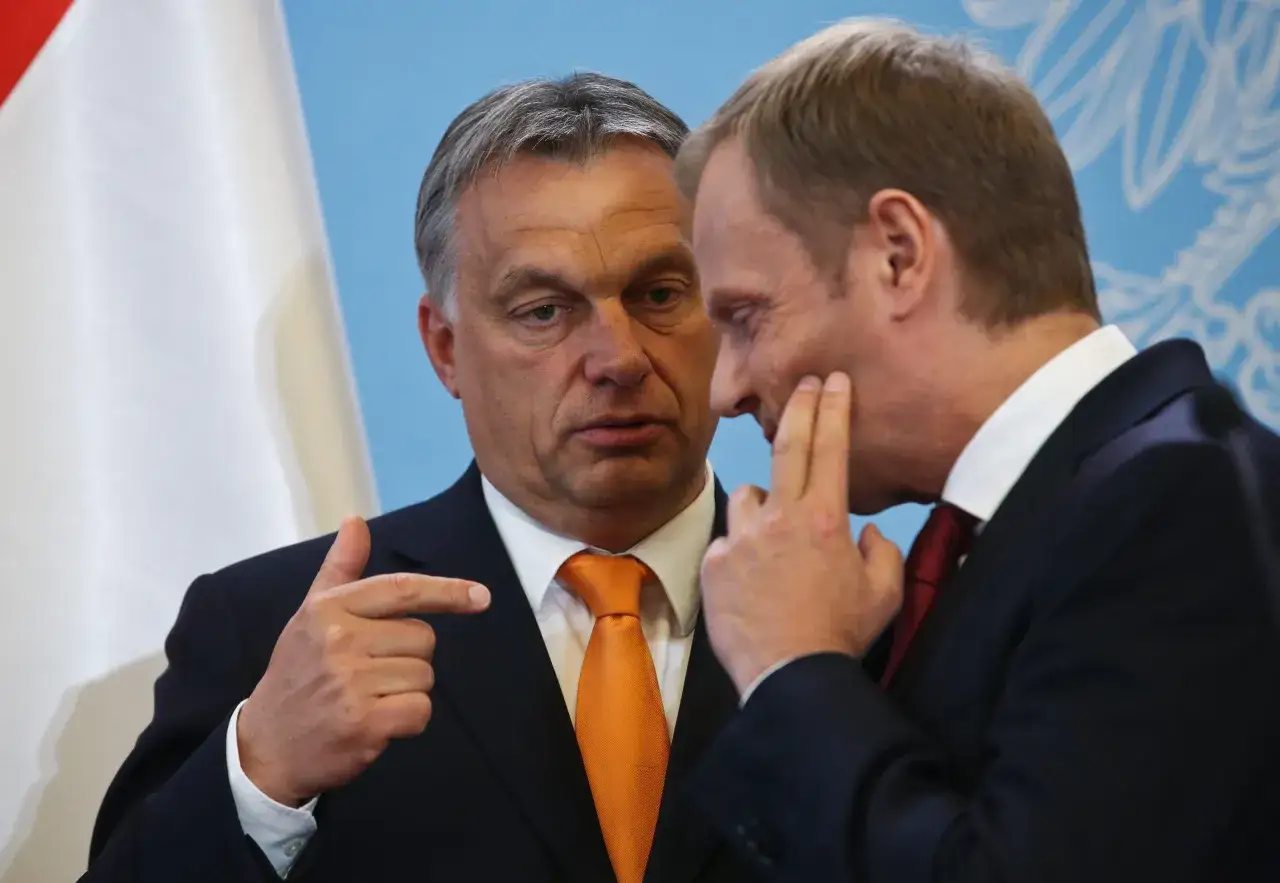 Donald Tusk w Budapeszcie, rozmawiający z Viktorem Orbánem.