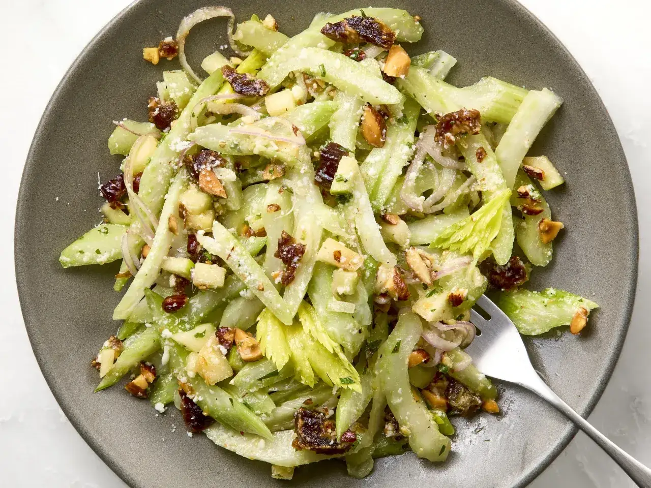 Ensalada fresca con apio, nueces, queso y pasas. Una opción ligera y deliciosa para tus recetas con apio.
