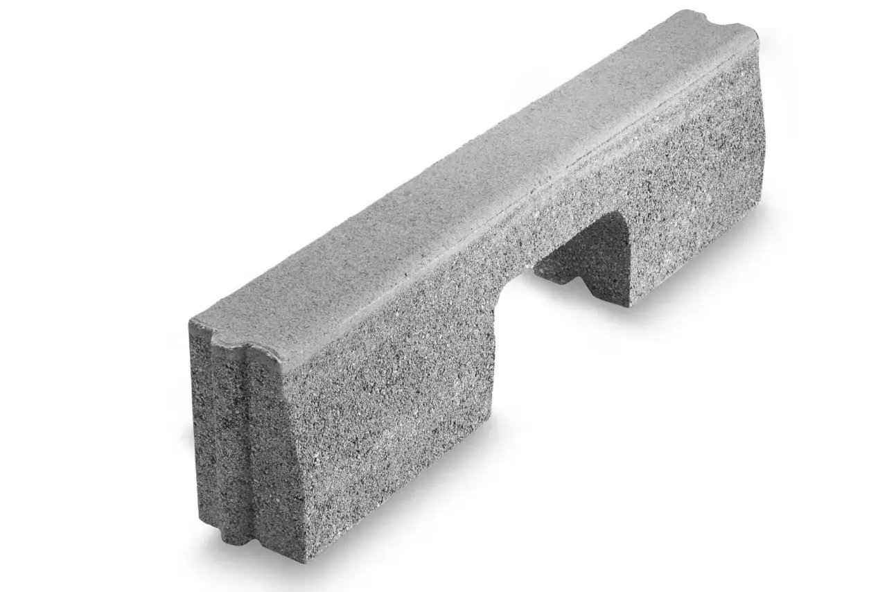 Elemento in cemento grigio con incavo, ideale per creare moderne bocche di lupo e bordure.