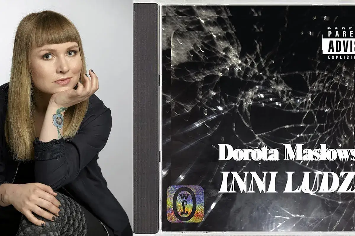 Dorota Masłowska z tatuażem na ręce obok okładki płyty 