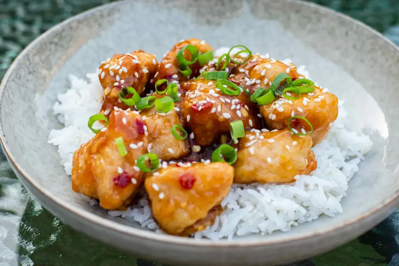 Krispig orange chicken med sesamfr&ouml;n och salladsl&ouml;k, serverad &ouml;ver fluffigt vitt ris. En h&auml;rlig r&auml;tt som passar alla.