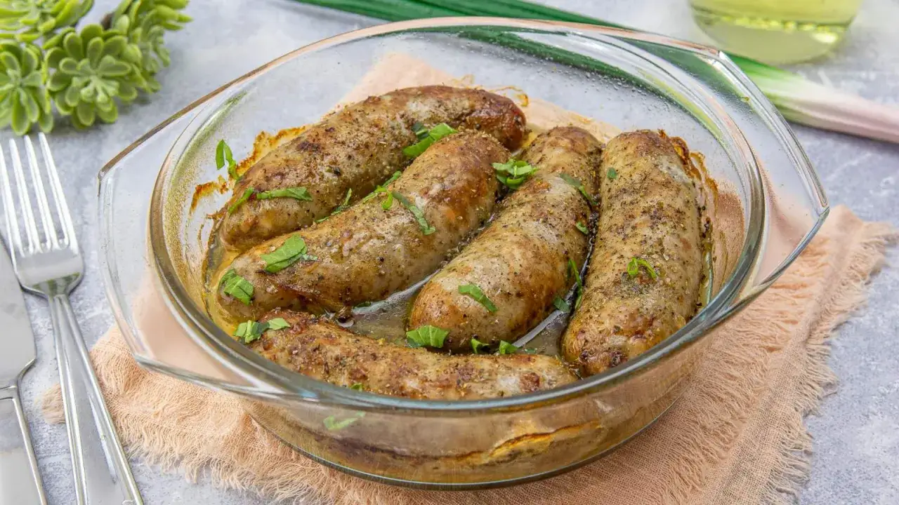 Pieczona biała kiełbasa w szklanej formie, doprawiona ziołami. Idealna na obiad, proste przepisy joli.