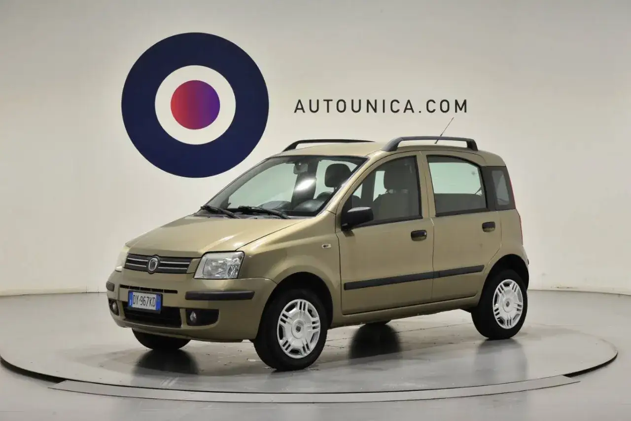 Fiat Panda Natural Power color oro, un'auto ecologica e versatile per ogni avventura.