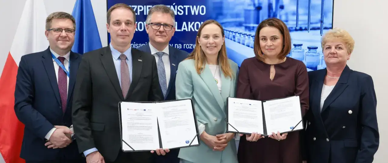 Uroczyste podpisanie draftu umowy przez przedstawicieli instytucji.