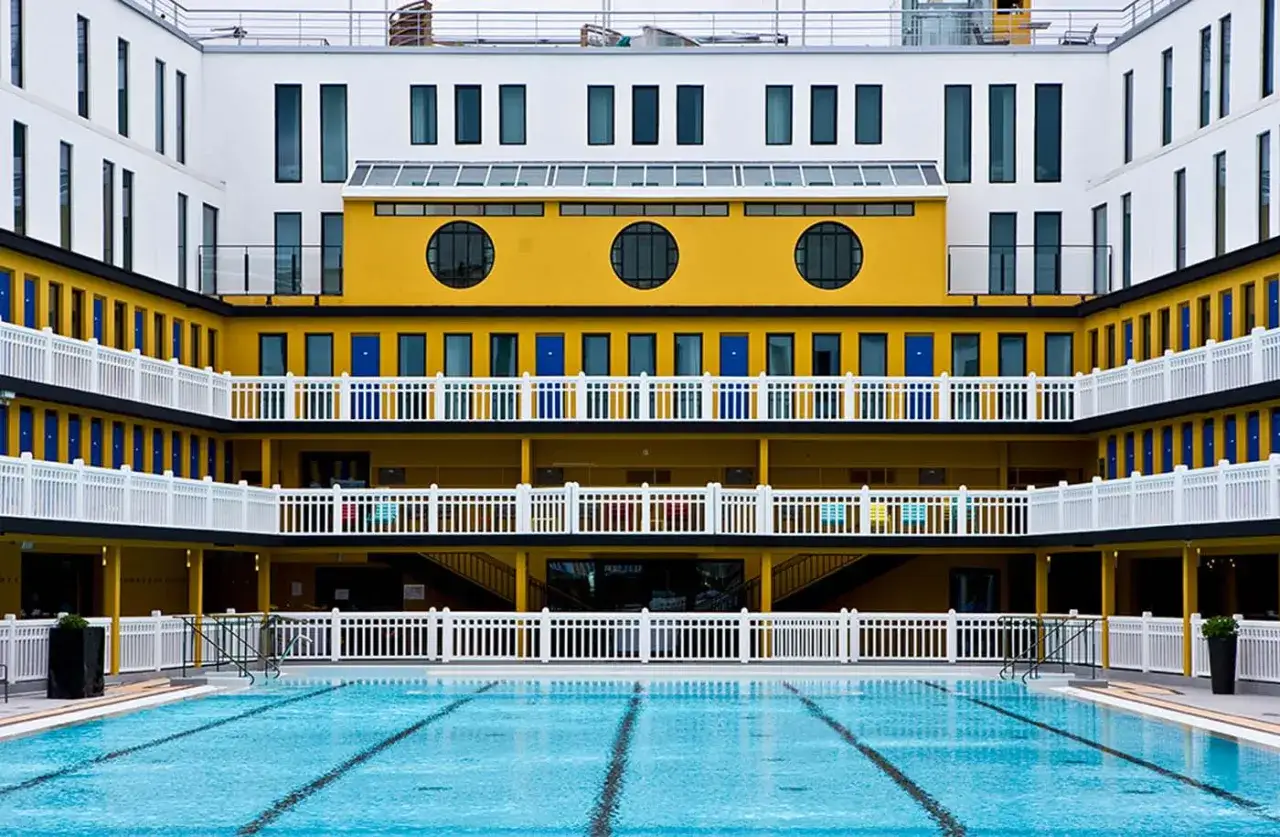 Piscine art d&eacute;co paris, avec ses lignes g&eacute;om&eacute;triques et ses couleurs vives, invite &agrave; la d&eacute;tente.