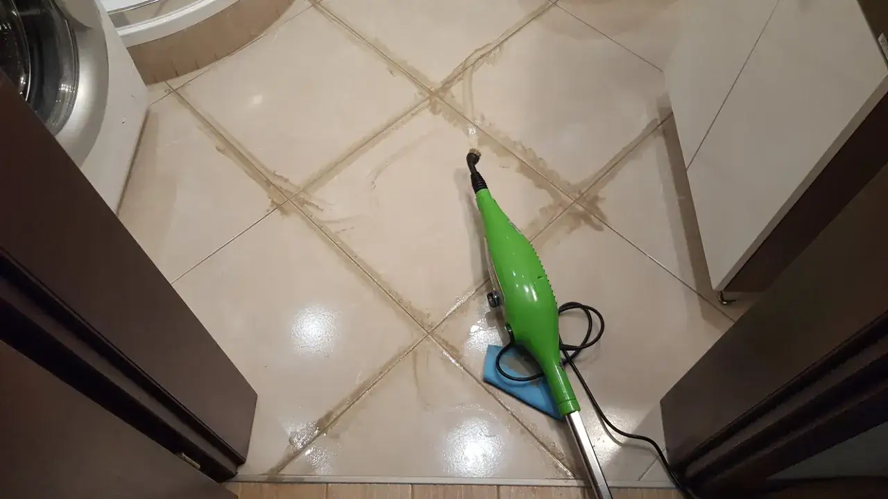 Mop parowy na płytkach i fugach przed i po
