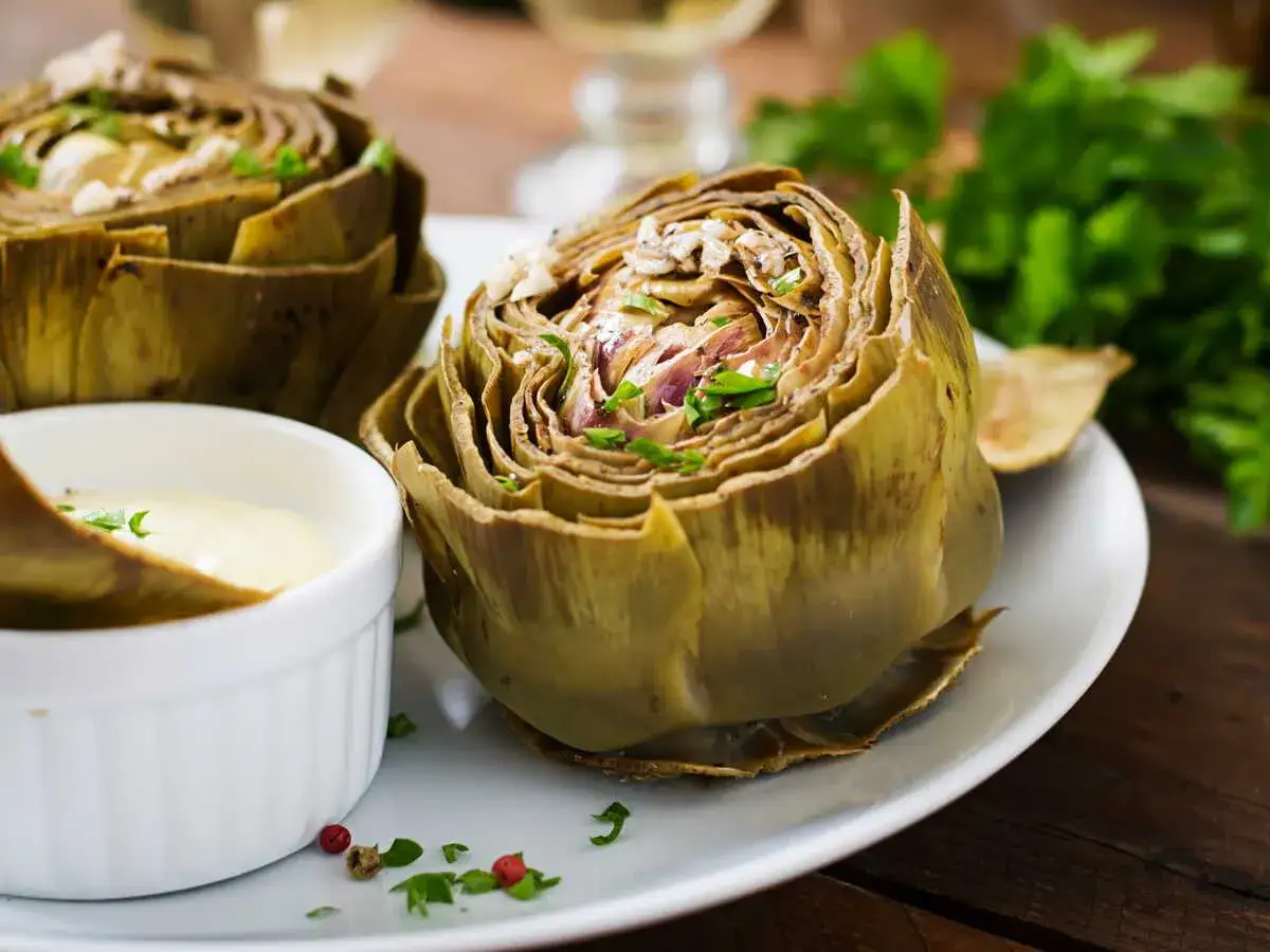 Artichauts farcis, prêts à être dégustés. La cuisson artichaut Cookeo est simple et rapide pour un plat savoureux.