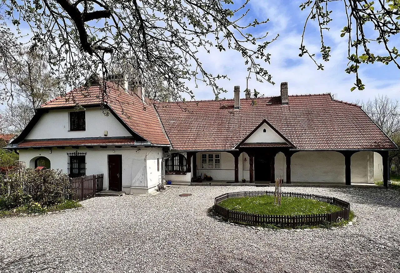 Dworek w Bronowicach Rydl&oacute;wka z zewnątrz
