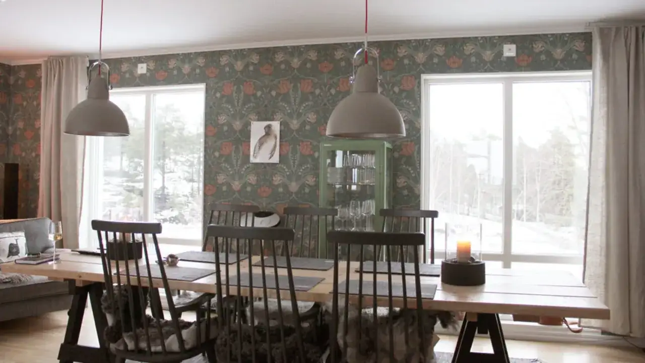 Vackert dukat matbord med blommig tapet som fond. Ett perfekt val att måla eller tapetsera om man vill ha en ombonad känsla.