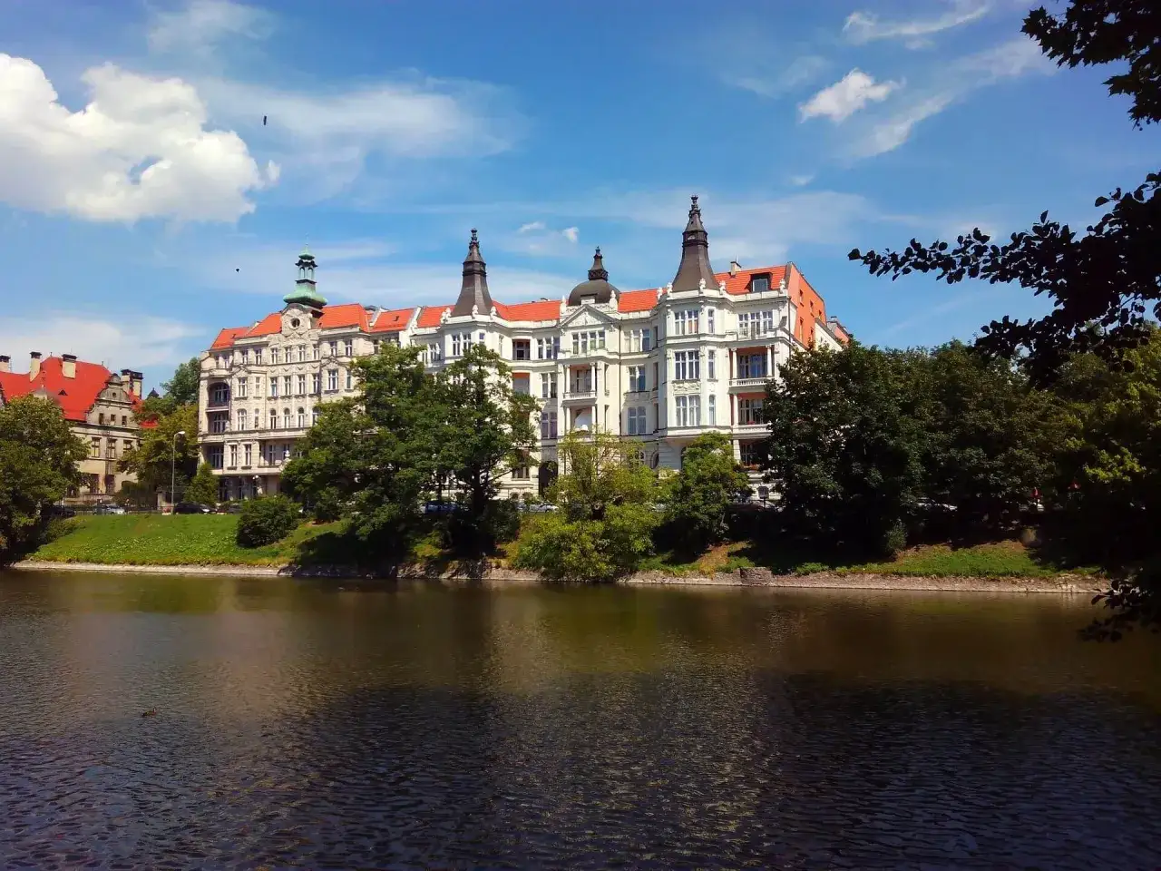 Piękna kamienica nad Odrą, jedna z wielu wrocławskich atrakcji.