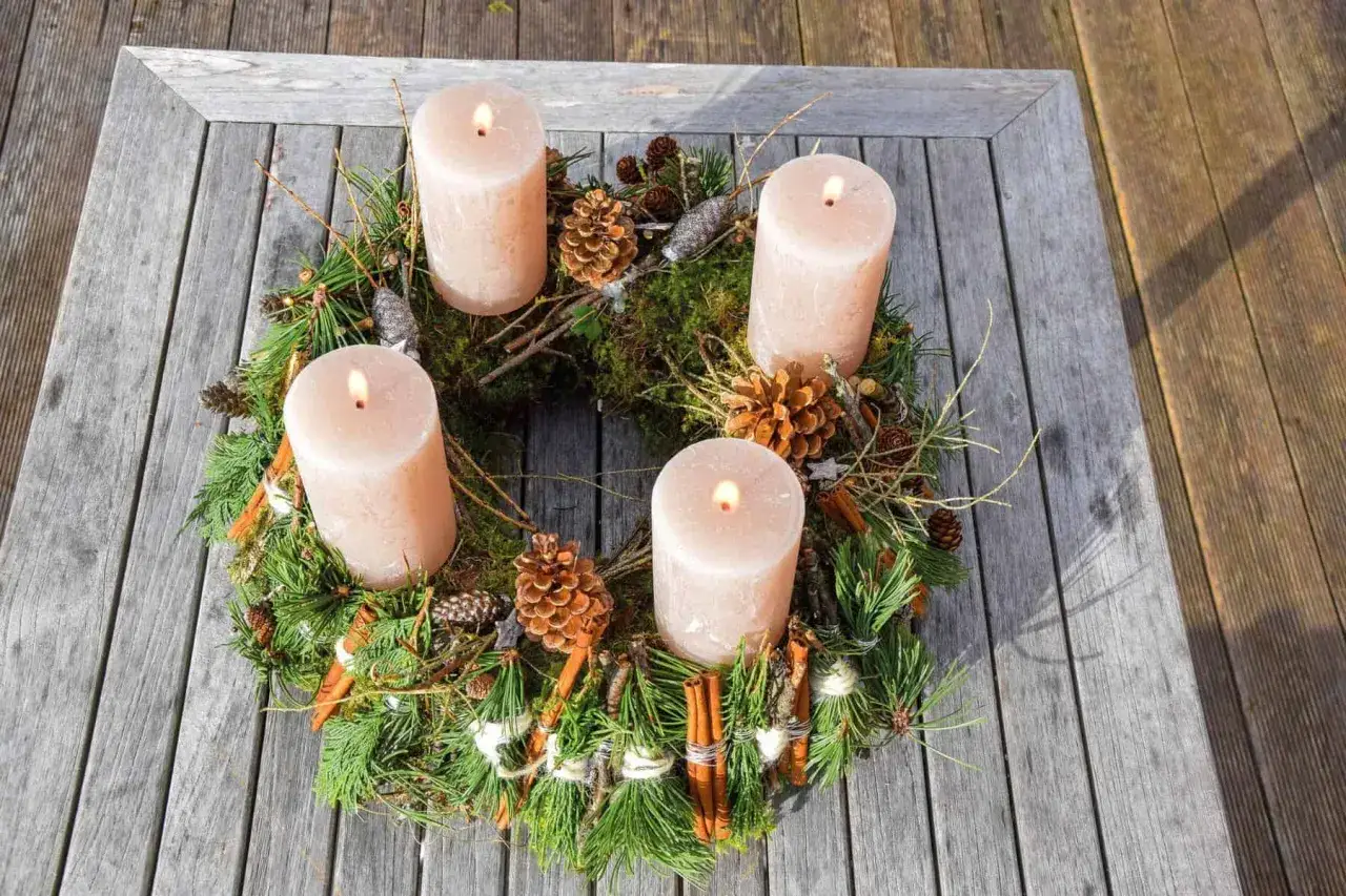 Nat&uuml;rlicher Adventskranz mit vier Kerzen, Tannenzweigen, Zapfen und Zimtstangen. Tolle Adventskranz Ideen f&uuml;r ein gem&uuml;tliches Zuhause.