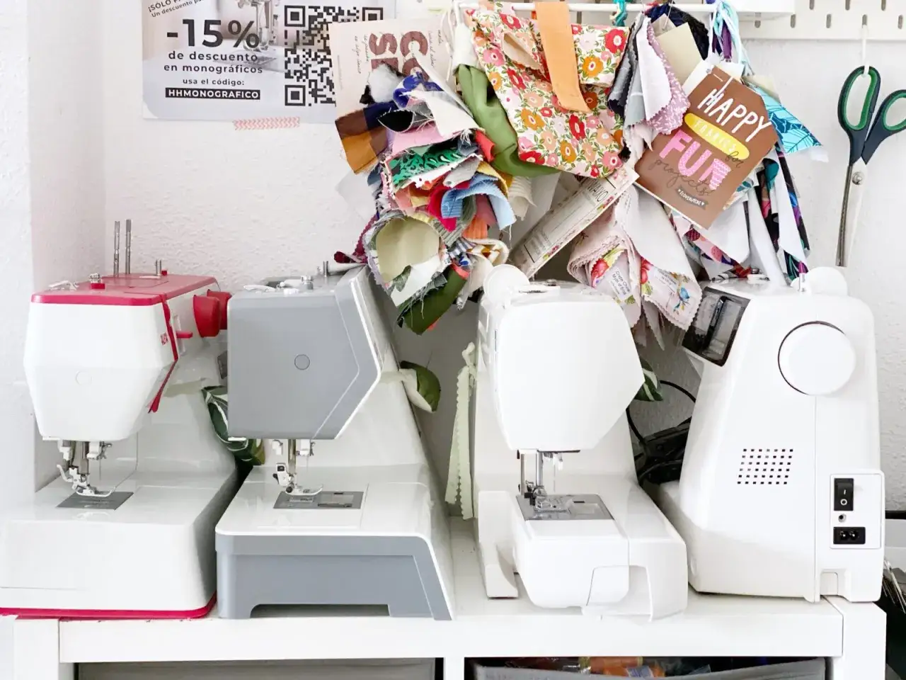 Máquinas de coser listas para empezar cursos de costura para principiantes. Telas coloridas y tijeras a mano, ¡a crear!