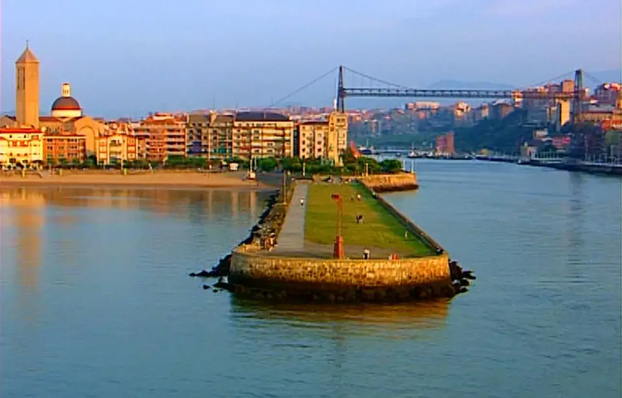 Paseo por el muelle de Getxo, con el Puente Colgante y la costa vizcaína al fondo. Un lugar ideal que ver en Getxo.