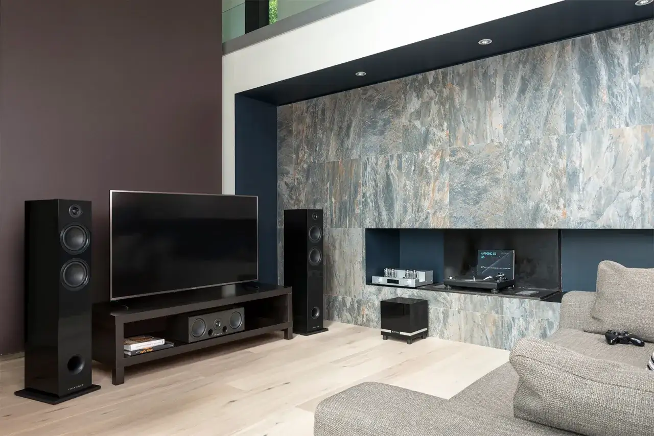 Nowoczesny salon z systemem audio. Dowiedz się, jak podłączyć subwoofer, aby uzyskać głęboki bas.