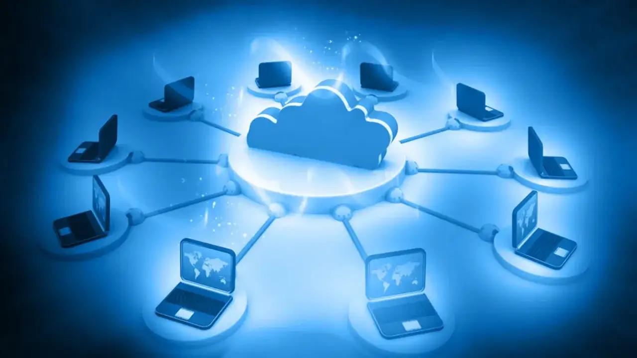 Una nube centralizada conecta m&uacute;ltiples laptops, ilustrando el concepto de aplicaciones de escritorio en la nube y la conectividad global.