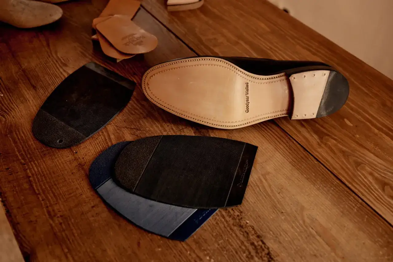 Zel&oacute;wka to podeszwa buta. Na zdjęciu widać elegancki but z podeszwą Goodyear Welted i kilka zapasowych zel&oacute;wek.