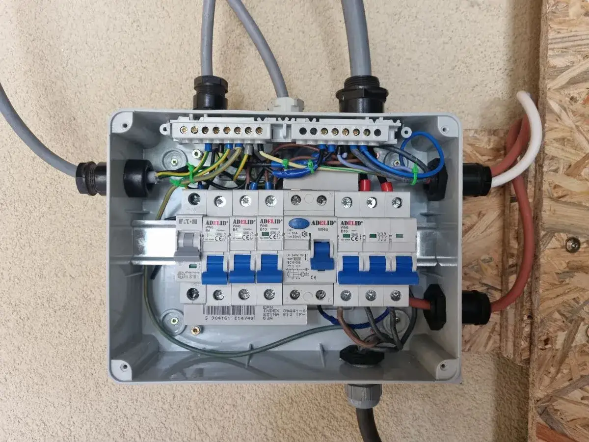 Zdjęcie Podłączenie bezpiecznika z góry czy z dołu - uniknij błędów w instalacji