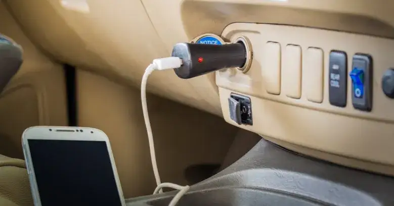 Zdjęcie Jak zamontować dodatkowe gniazdo 12V w aucie?