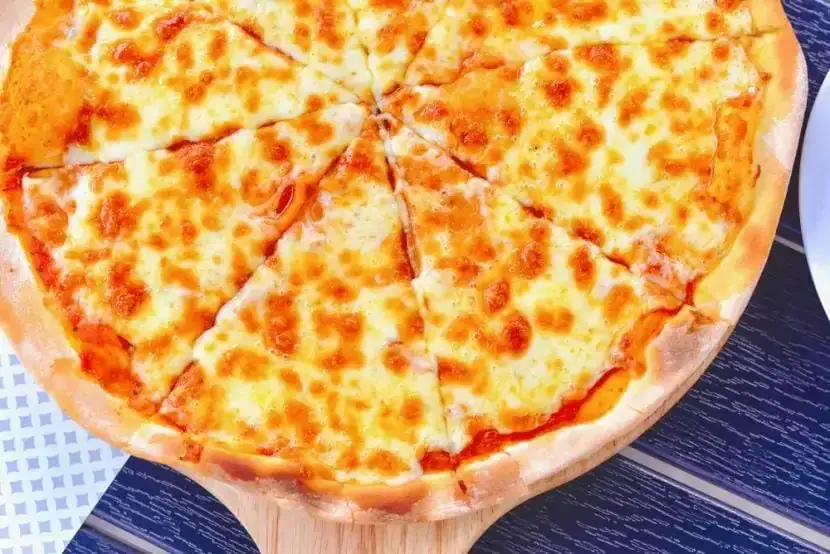 Zdjęcie Przepis na pizzę jak z Pizza Hut – idealne ciasto i dodatki