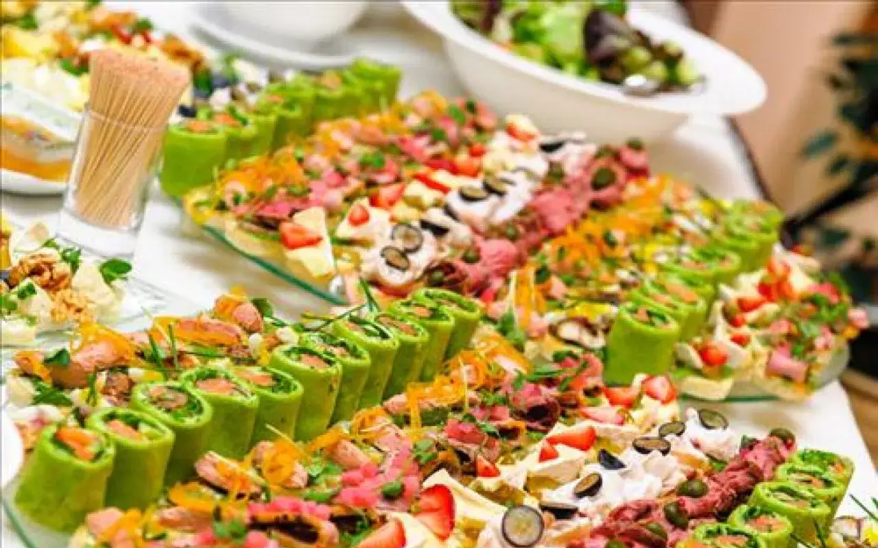Un ap&eacute;ro dinatoire de mariage : verrines color&eacute;es, rouleaux de printemps verts, brochettes et salades composent ce buffet festif.