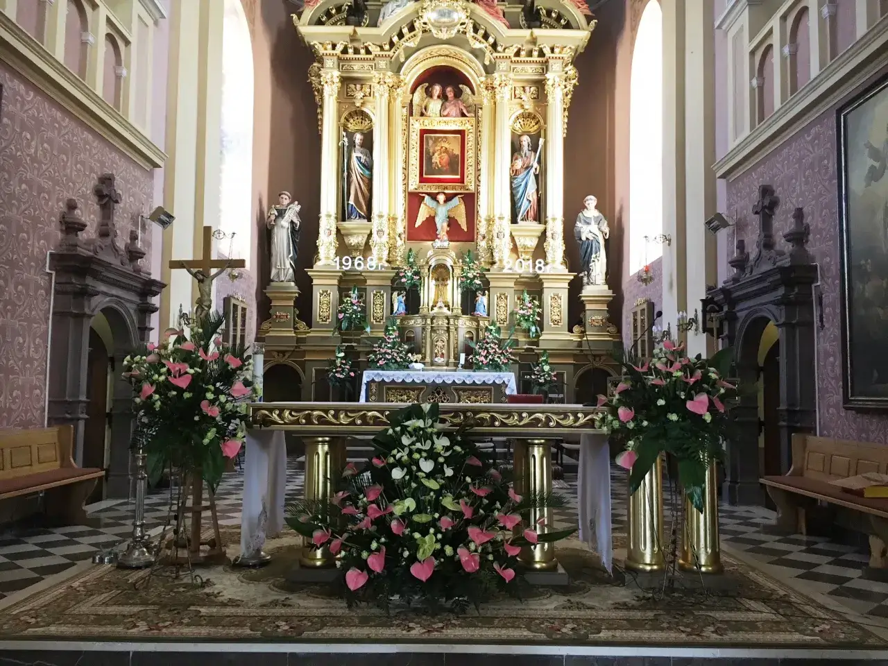 organista w kościele dekoracje kwiatowe chrzest