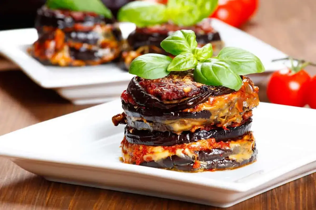 Parmigiana di melanzane, un classico. Ecco cosa abbinare alla parmigiana di melanzane per un pasto perfetto: un contorno fresco o un vino rosso leggero.
