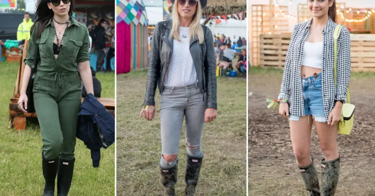 Trois jeunes femmes arborent une tenue festival pluie styl&eacute;e : combinaison verte et bottes, jean d&eacute;chir&eacute; et perfecto, ou short en jean et chemise &agrave; carreaux.