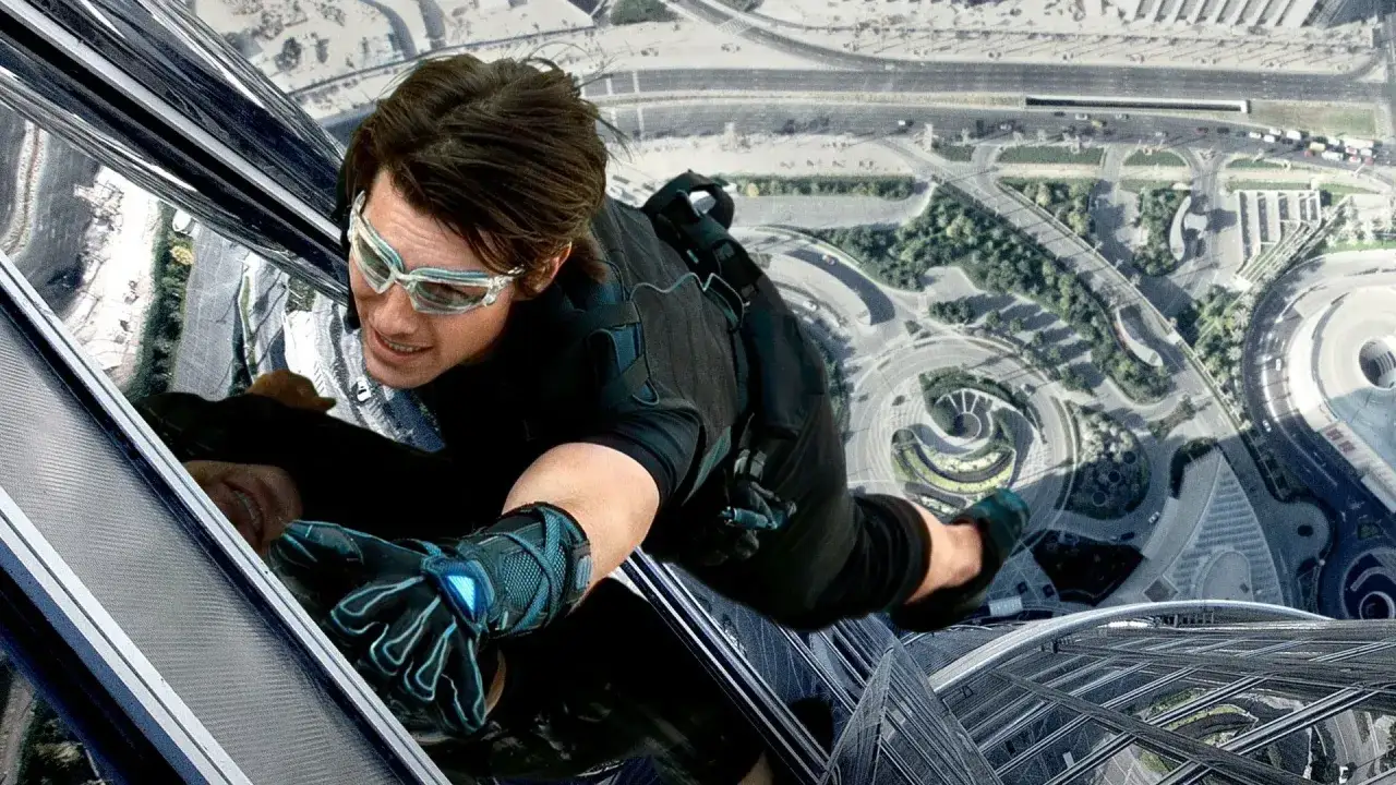 Tom Cruise wspina się po szklanym wieżowcu, wykonując misję niemożliwą. Widok z góry zapiera dech w piersiach.