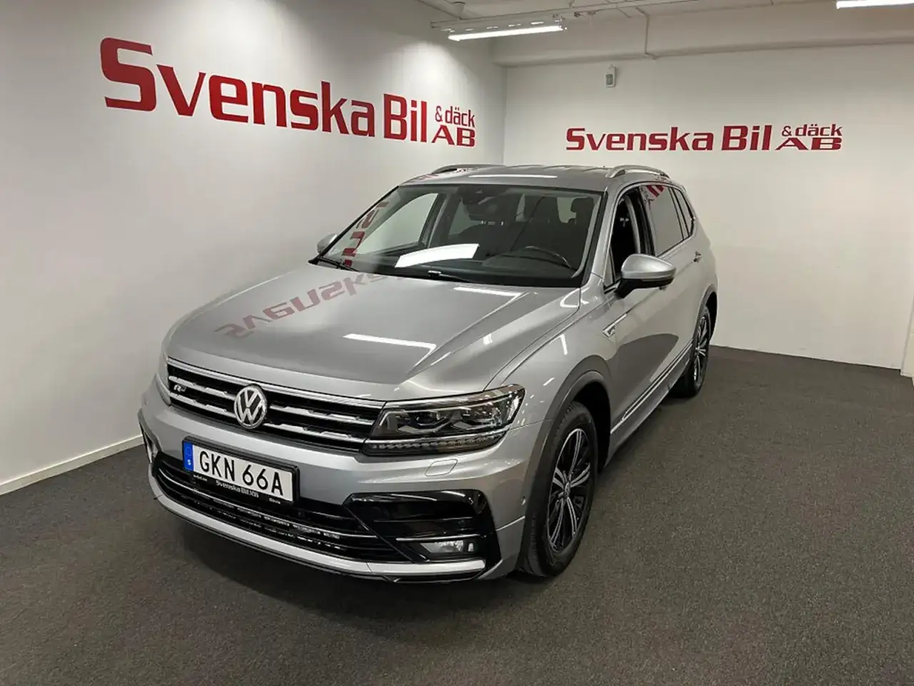 Silverf&auml;rgad Volkswagen Tiguan Allspace, en begagnad SUV med plats f&ouml;r hela familjen. Perfekt f&ouml;r &auml;ventyr!