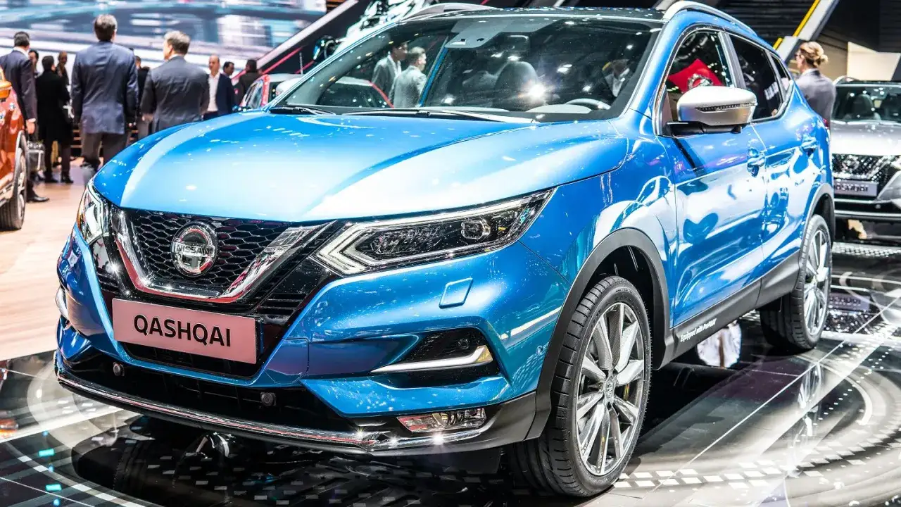Błękitny Nissan Qashqai, jeden z popularnych nissan modele, prezentowany na wystawie samochodowej.