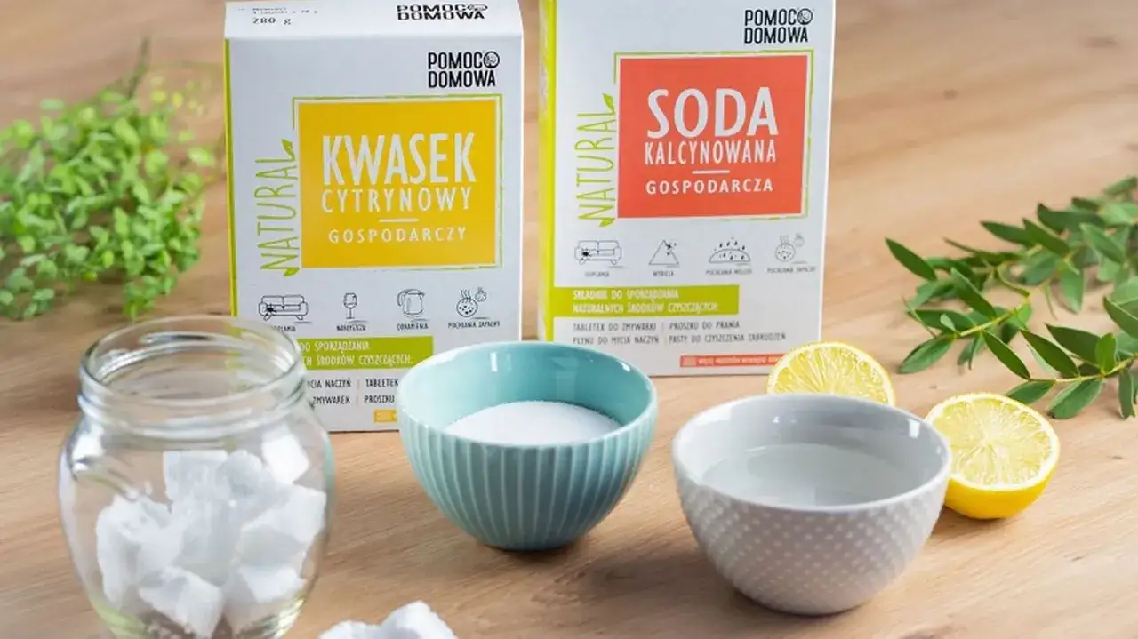 Jak zrobić kostki do zmywarki? Na stole kwasek cytrynowy, soda kalcynowana, woda, cytryny i gotowe kostki.