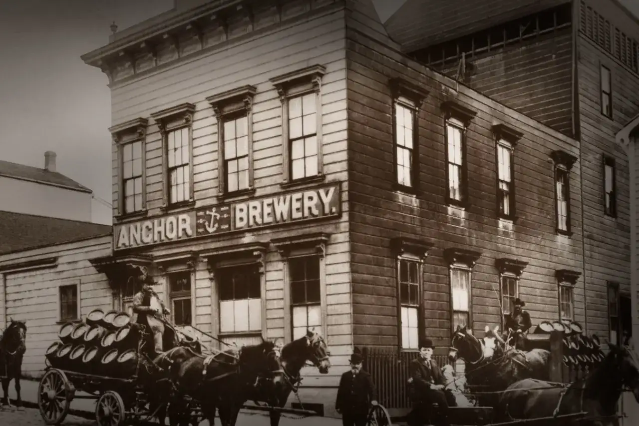 B&acirc;timent historique de l'Anchor Brewery, avec des chevaux tirant des charrettes charg&eacute;es de tonneaux de bi&egrave;re.