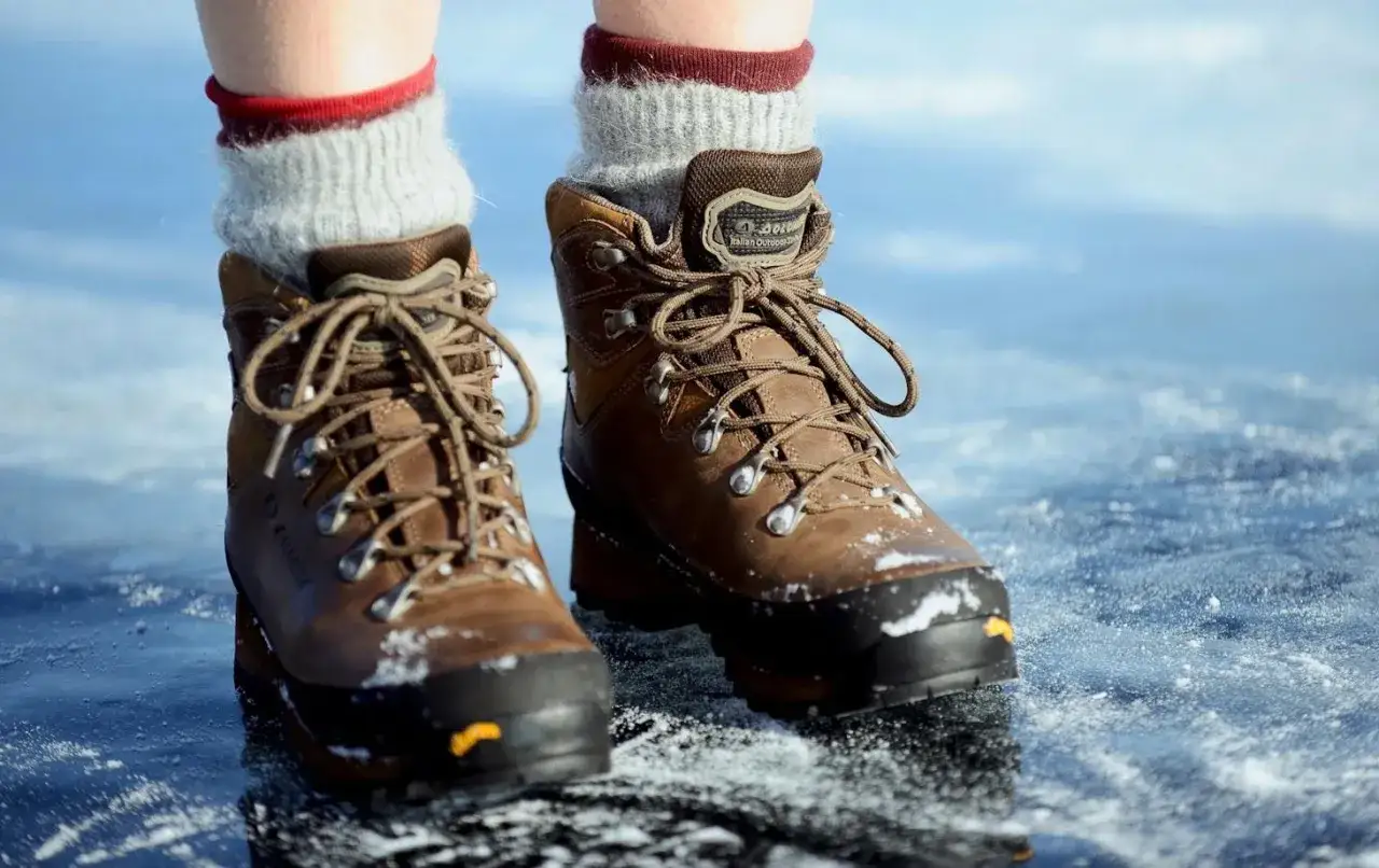 Solidne buty trekkingowe i ciepłe skarpety to podstawa, gdy zastanawiasz się, co zabrać w góry zimą.
