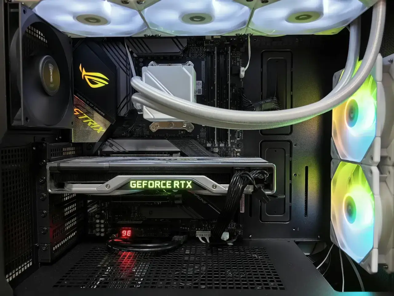 Wnętrze komputera z podświetlaną kartą GeForce RTX i wentylatorami. Idealne do sprawdzenia podzespoł&oacute;w komputera.