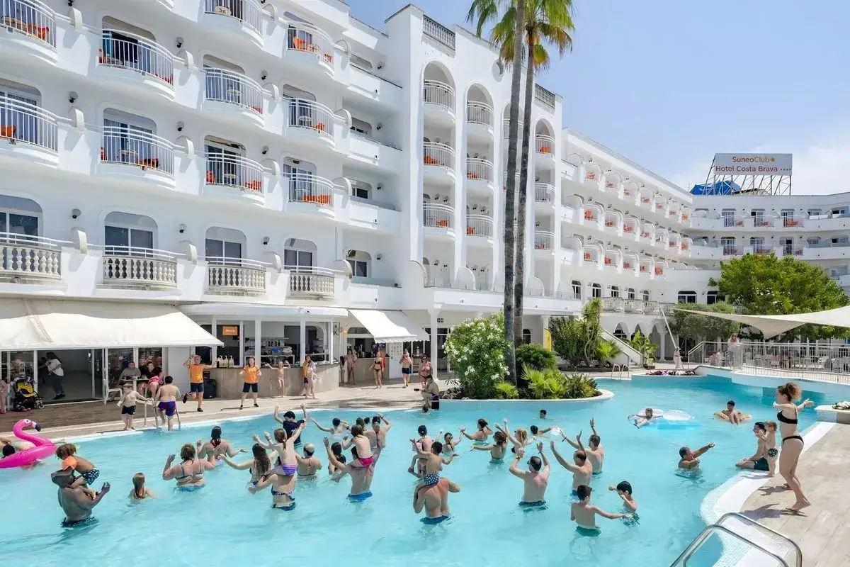 Ludzie bawią się w basenie hotelowym w Lloret de Mar. To najlepszy lloret splash, pełen radości i słońca.
