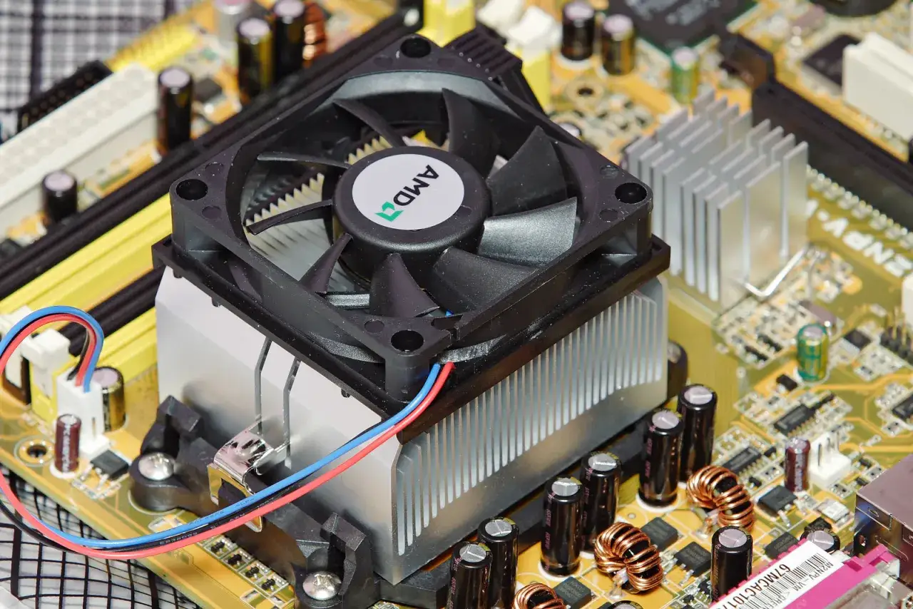 Ventilateur sur un radiateur d'ordinateur, prêt à refroidir le processeur chauffe.