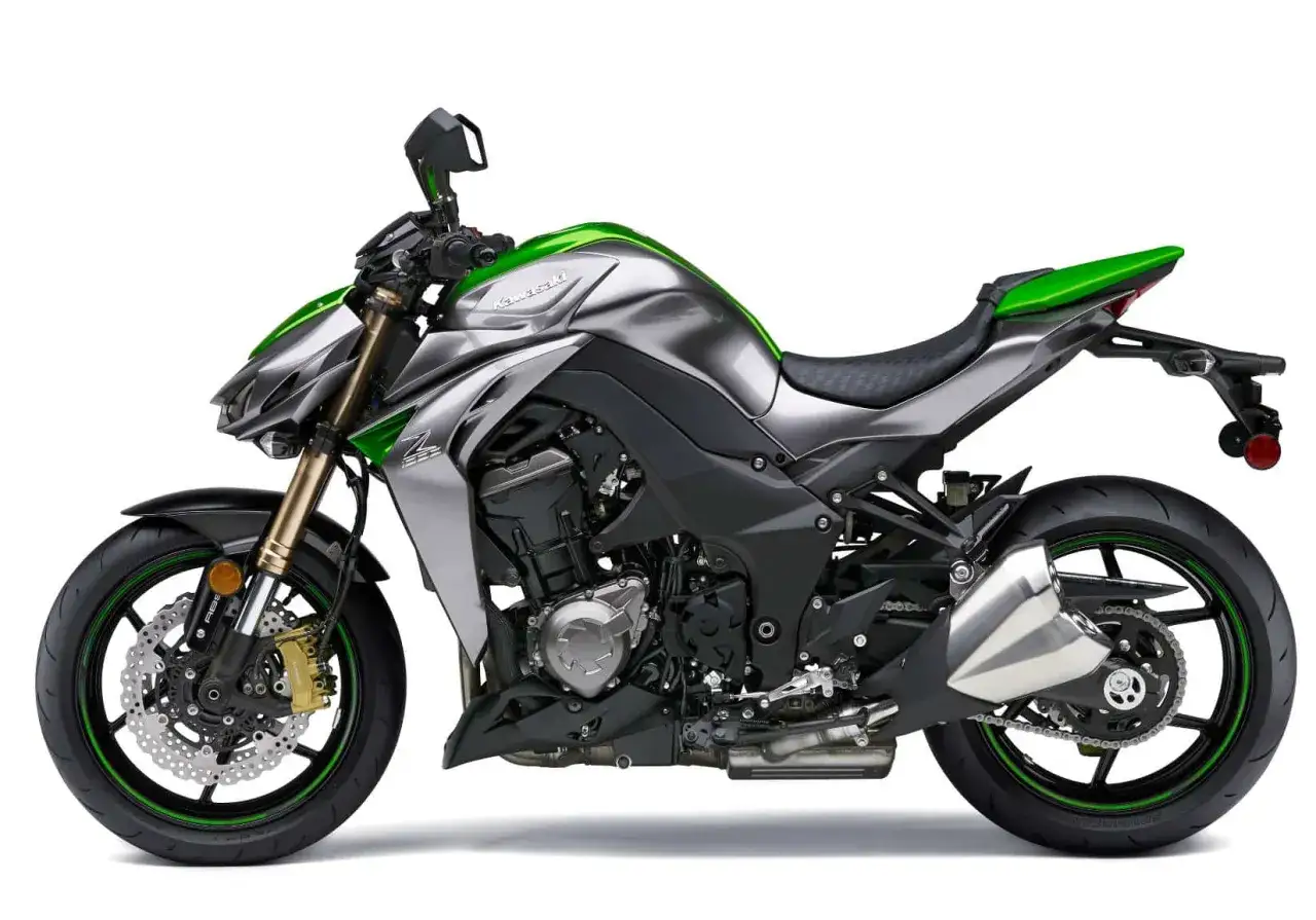 Srebrno-zielony motocykl Kawasaki Z1000 z agresywnym designem, gotowy na podbój dróg.