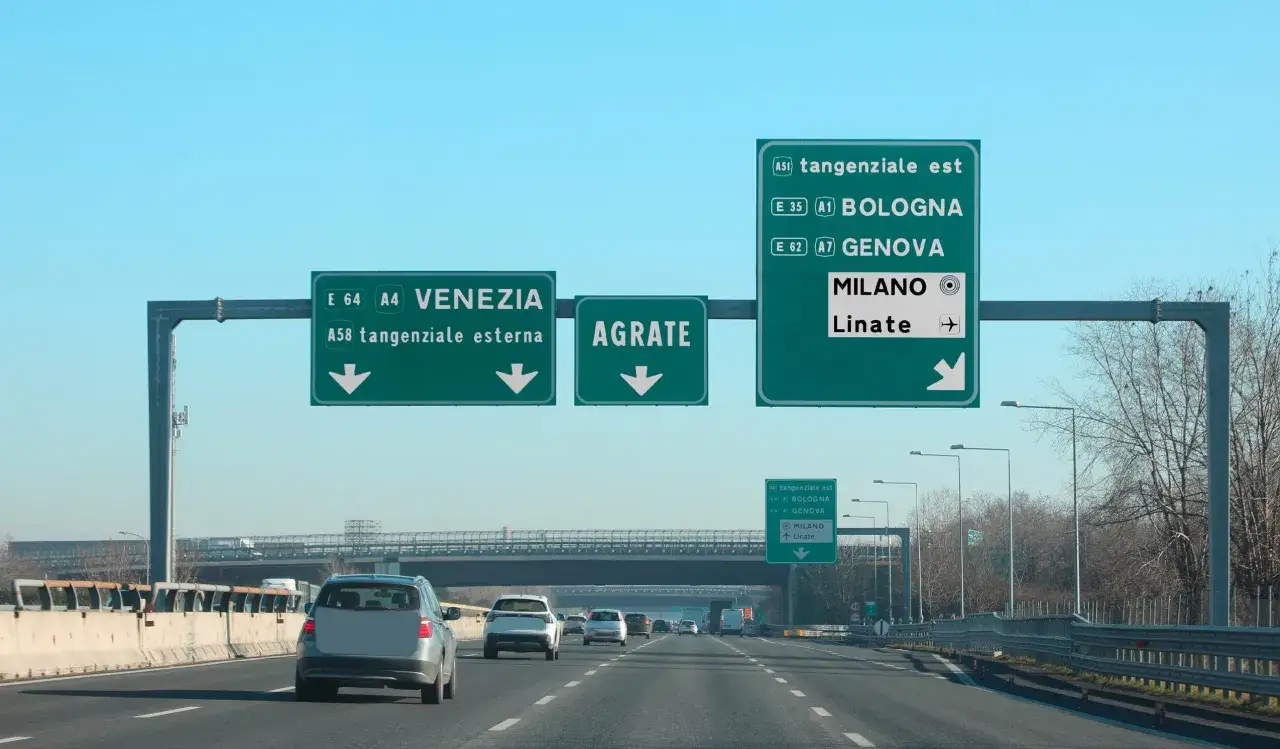 Segnali di indicazione stradale mostrano direzioni per Venezia, Agrate, Milano, Linate, Bologna e Genova.