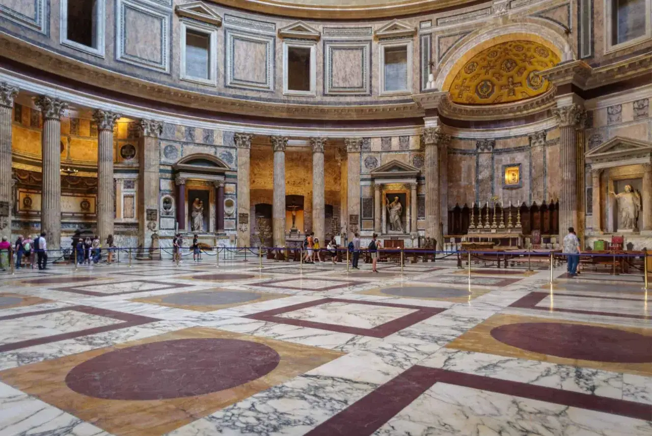 Intérieur du Panthéon de Rome, avec son sol marbré et ses colonnes imposantes. Un lieu qui vaut le prix de la visite.