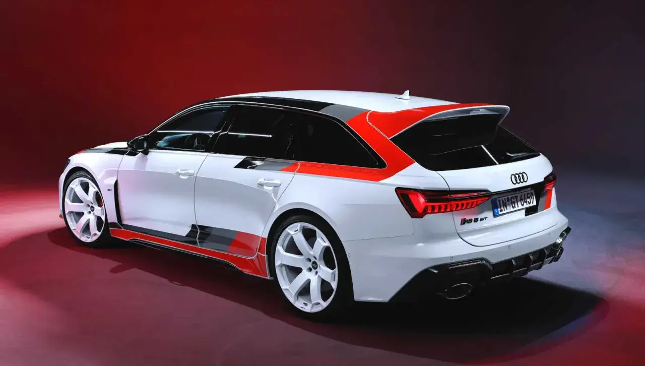 Białe Audi RS6 GT z czerwono-czarnymi akcentami i sportowym spojlerem, prezentujące swoją dynamiczną sylwetkę.
