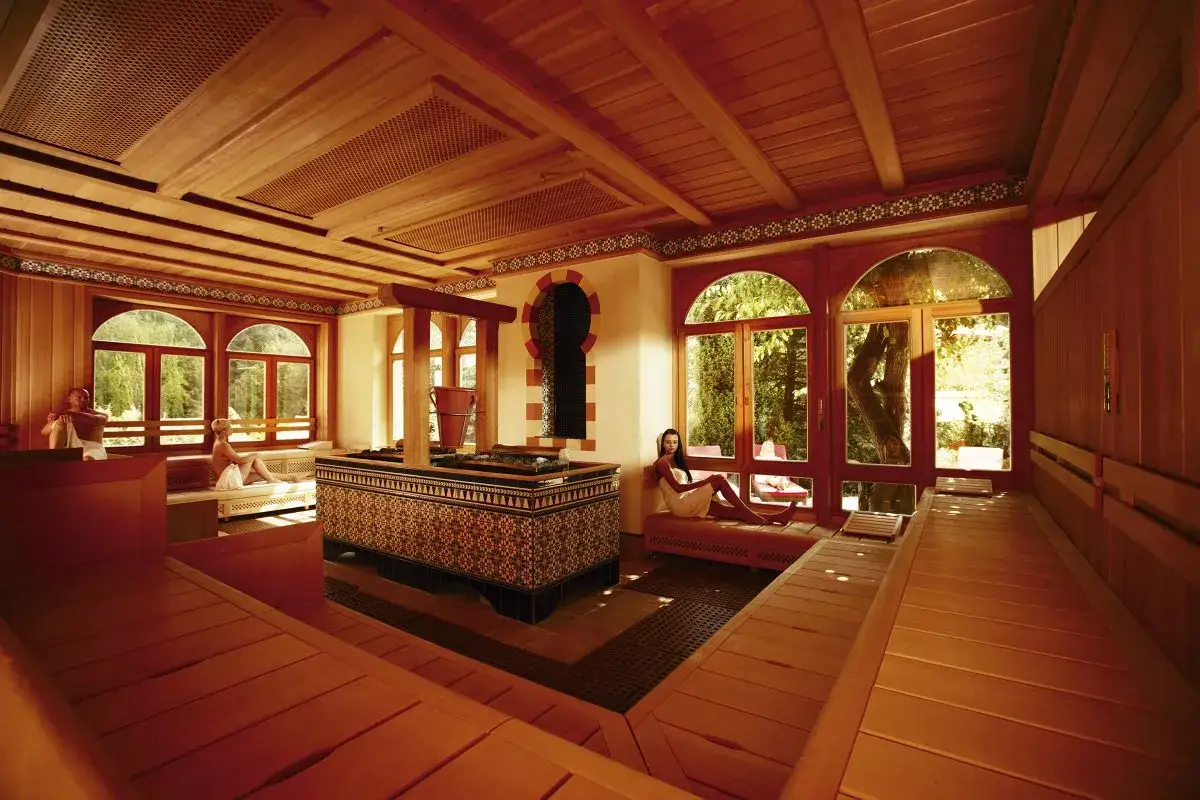 Entspannung pur im sieben welten hotel & spa resort. Frauen genießen die Sauna mit Blick ins Grüne.