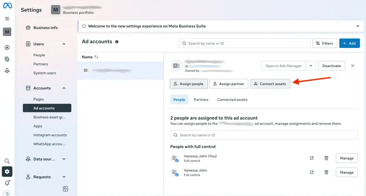 Zarządzanie kontami reklamowymi w Meta Business Suite. Biznes manager konfiguruje połączenia zasobów.