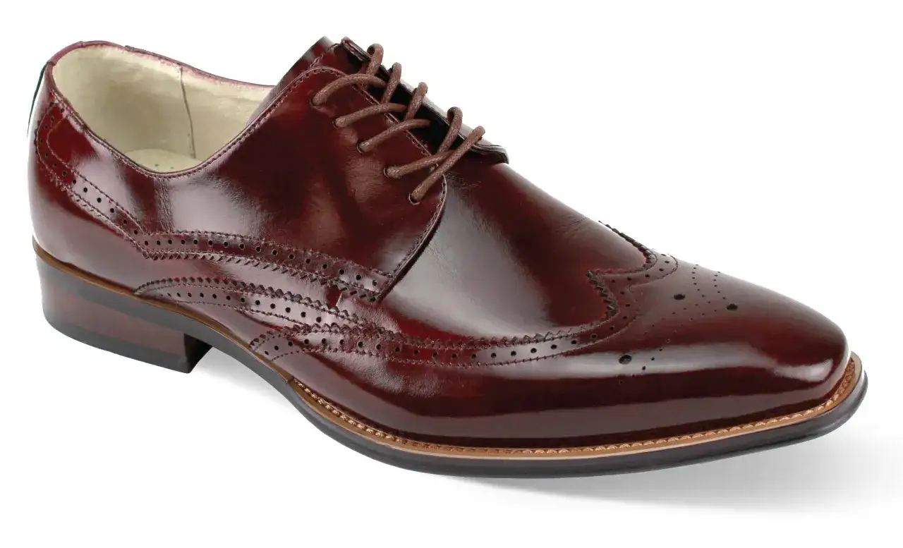 Eleganter, glänzender, dunkelroter Herrenschuh im **full brogue** Stil mit Schnürung und dekorativen Lochungen.